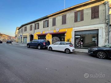NEGOZIO A MAGENTA