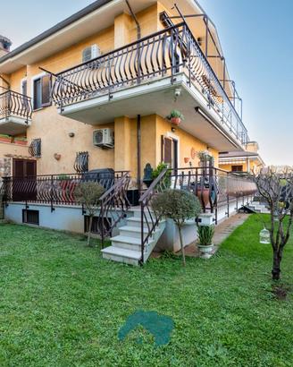 Labico - villino angolare caposchiera con giardino