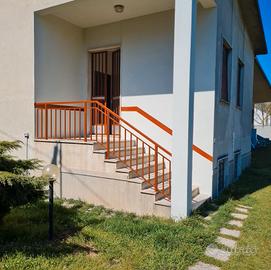 INDIPENDENTE di DUE LOCALI con GIARDINO e BOX