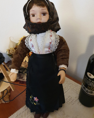 Bambola in costume sardo