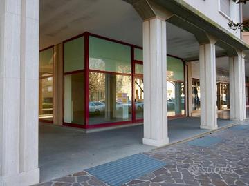 LOCALE COMMERCIALE - 100 mq mente distrib...