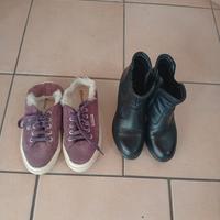 due scarpe: scarpe sportive e stivali 