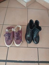 due scarpe: scarpe sportive e stivali 