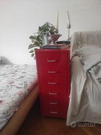 cassettiera in metallo rossa