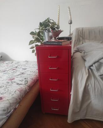 cassettiera in metallo rossa