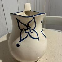 Brocca di ceramica bianca e blu da 2 litri