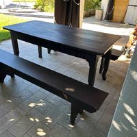 Tavolo in legno con cassapanche