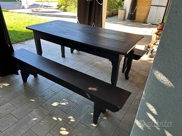 Tavolo in legno con cassapanche