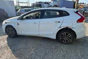 VOLVO V40 RICAMBI USATI