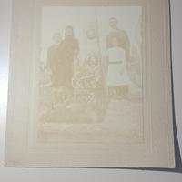 Antica foto davanti ad una tomba