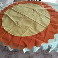 tovaglia gialla con omaggi