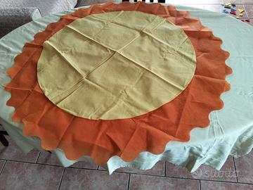 tovaglia gialla con omaggi