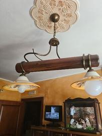 lampadario a bilanciere rustico in legno e vetro
