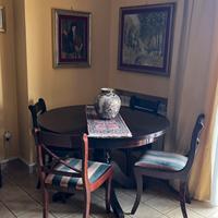 Stanza da pranzo stile inglese e divani