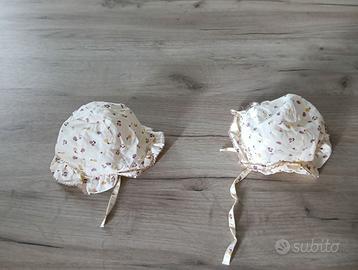 set di due cappellini per neonata