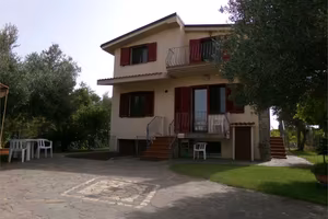 villa libera su 4 lati