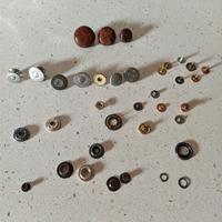 Bottoni e rivetti per jeans e vestiti