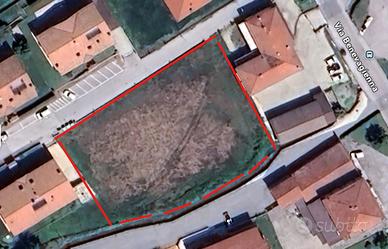 Terreno 2000 mq pianeggianti in centro paese