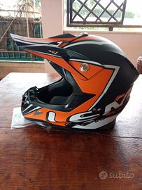 casco nuovo con cartellino