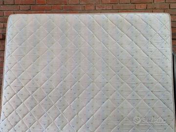 materasso matrimoniale e doghe in legno