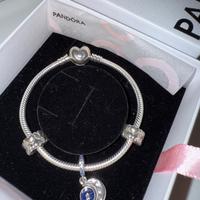 Bracciale pandora compreso di ciondoli