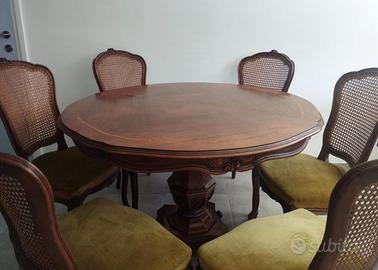 Tavolo in legno con sedie in stile barocco