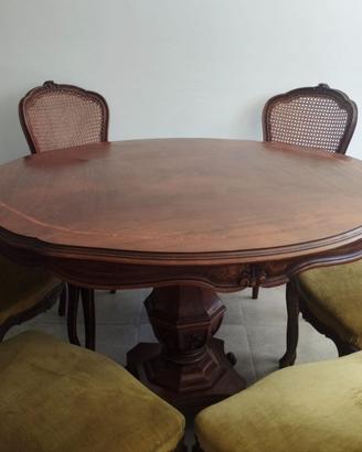 Tavolo in legno con sedie in stile barocco
