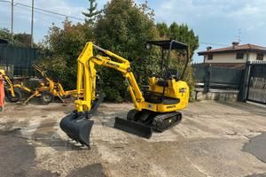 E237 - Escavatore 15 q Komatsu PC15 con pinza