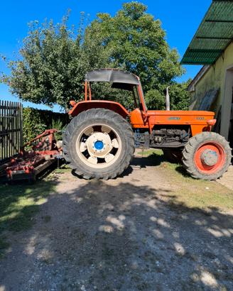 Trattore agricolo FIAT 1000 DT