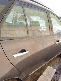 Porta posteriore destra Kia Carens 2008