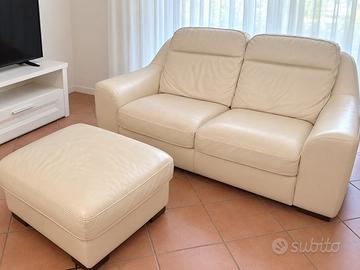 Coppia divani in pelle avorio 2 posti con pouf