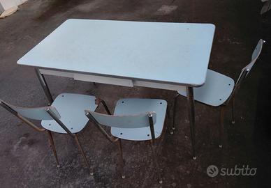 Tavolo vintage con 3 sedie