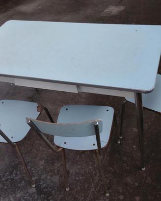Tavolo vintage con 3 sedie