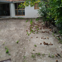 Casa con ampio cortile anteriore , da ristruttura