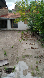 Casa con ampio cortile anteriore , da ristruttura
