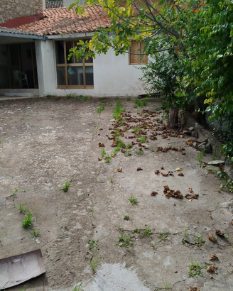 Casa con ampio cortile anteriore , da ristruttura