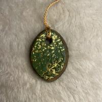 Collana verde, marrone e oro in argilla