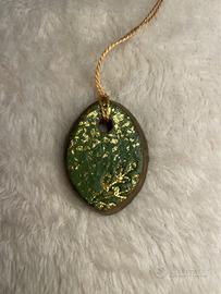 Collana verde, marrone e oro in argilla