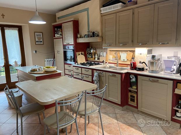 Cucina moderna in finta muratura