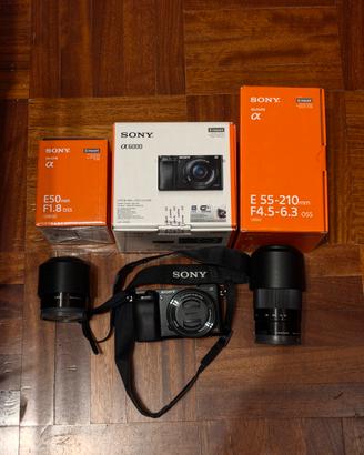 Sony a6000 con obiettivo kit e altri due obiettivi