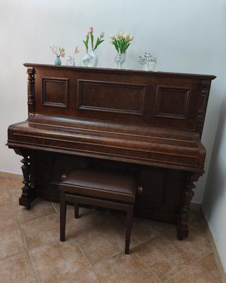 pianoforte a muro 