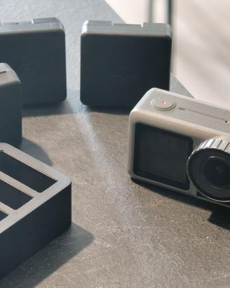 DJI OSMO ACTION 4K + 3 batterie originali con base