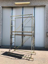 Trabatello in metallo ( acciaio?) ponteggio mobile