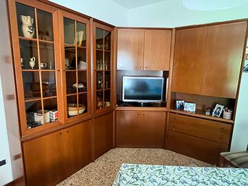 Mobile in legno per cucina soggiorno con cassetti