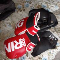 guantoni e caschetto  usati proteggi genitali 