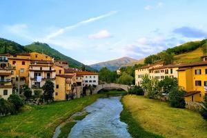 Dicomano 5 vani 4 camere servizi cantina p.auto