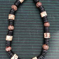 Collana in semi/cocco/legno
