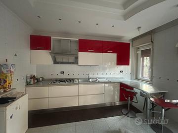 Cucina Lube con tavolo ed elettrodomestici