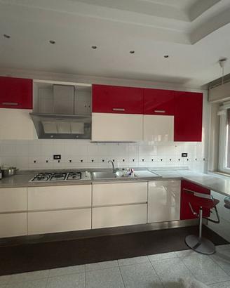 Cucina Lube con tavolo ed elettrodomestici