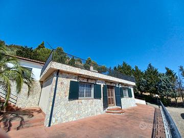 Villino ad Agira in C.da Angeli fronte'